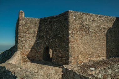 Marvao Kalesi'ndeki taş iç duvarda kemerli ağ geçidi