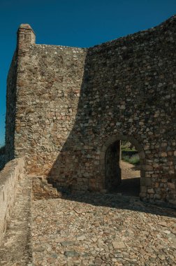 Marvao Kalesi'ndeki taş iç duvarda kemerli ağ geçidi