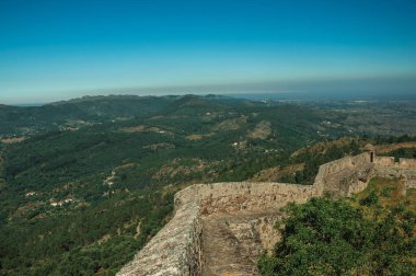 Marvao'da dağlık araziile sırtta Kale Duvarı