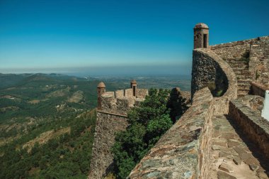 Marvao Kalesi'nde gözetleme kuleleri ile duvarda patika ve merdivenler