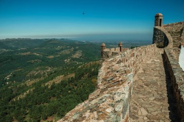 Marvao Kalesi'nde gözetleme kuleleri ile duvarda patika ve merdivenler