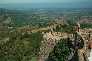 Marvao Kalesi'nde gözetleme kuleleri ile duvarda patika ve merdivenler