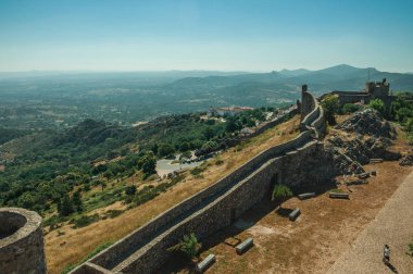 Marvao Kalesi'nin duvarla çevrili merkezi avlusundaki patika
