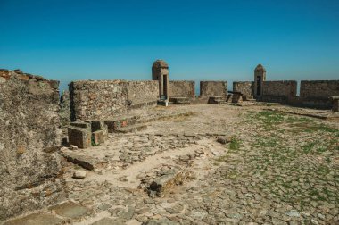 Marvao Kalesi'nde duvarlar ve paslı top ile avlu