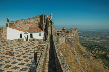 Marvao Kalesi'nde taş duvarla çevrili ev ve avlu