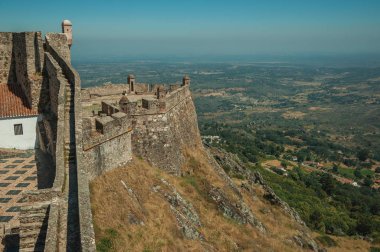 Marvao Kalesi'nde gözetleme kuleleri ile duvarda patika ve merdivenler