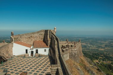 Marvao Kalesi'nde taş duvarla çevrili ev ve avlu