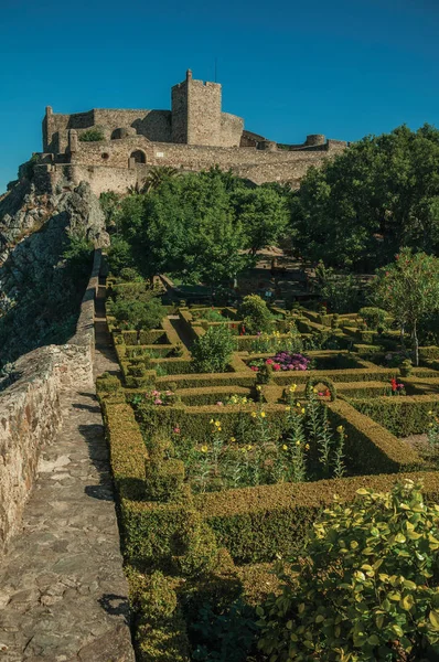 Marvao kayalık kayalık üzerinde Taş duvarlar ve Kale kulesi