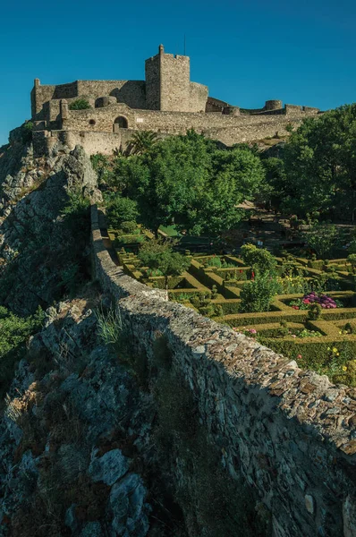 Marvao kayalık kayalık üzerinde Taş duvarlar ve Kale kulesi
