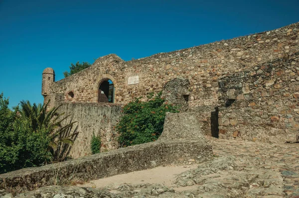 Acera adoquinada que sube a la pared exterior del Castillo de Marvao —  Fotos de Stock