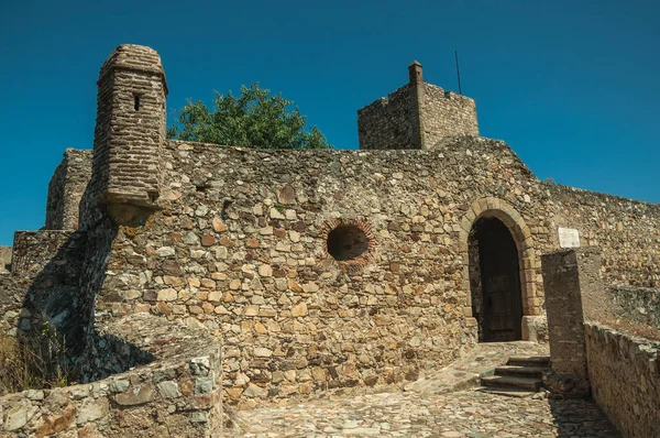 Шлюз у кам'яній зовнішньої стіні і сторожової вежі в замку Мардау — стокове фото