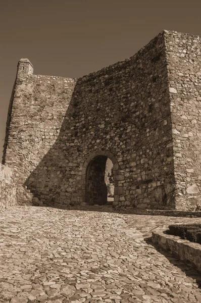 マルバオ城の石の内部壁のアーチ型ゲートウェイ — ストック写真