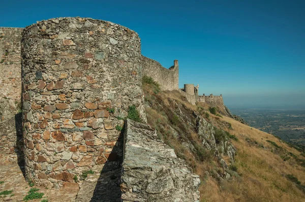 Зовнішні стіни і башти над кам'янистим пагорбом на замку Мардау — стокове фото