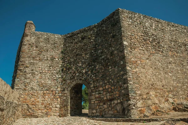 Marvao Kalesi'ndeki taş iç duvarda kemerli ağ geçidi — Stok fotoğraf