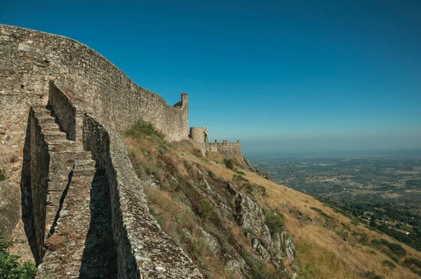 Marvao Kalesi'ndeki kayalık tepenin üzerindeki dış duvarlar ve kuleler