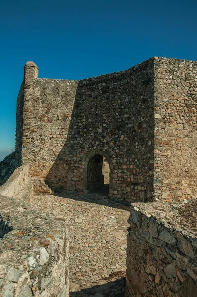 Marvao Kalesi'ndeki taş iç duvarda kemerli ağ geçidi