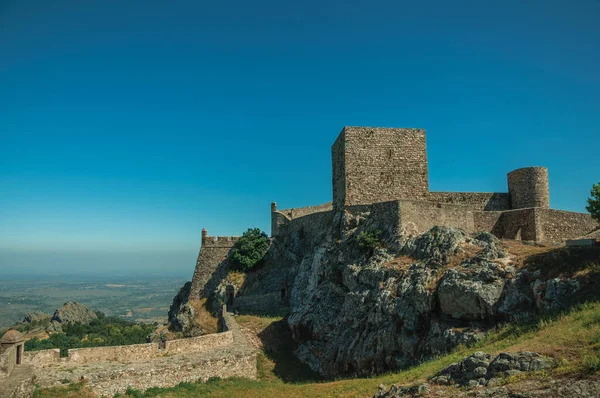 Marvao Kalesi'nde bahçe ile kayalık tepe üzerinde duvarlar ve kuleler