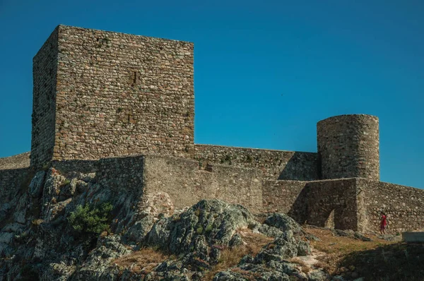 Mauern und Türme auf dem felsigen Hügel der Burg Marvao — Stockfoto