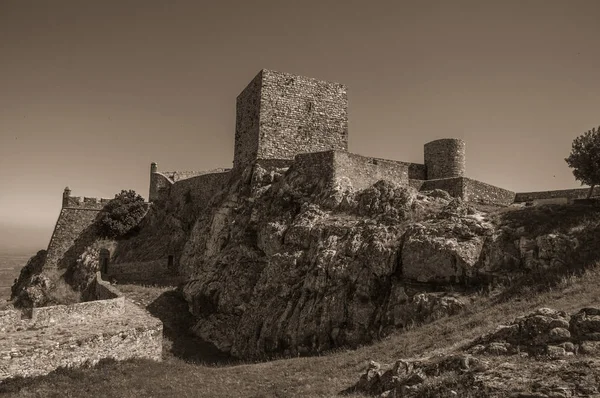 Marvao Kalesi'nde bahçe ile kayalık tepe üzerinde duvarlar ve kuleler