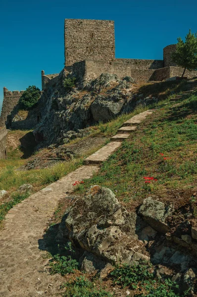 Стіни і башти над скелястим пагорбом з садом на замку Мардау — стокове фото