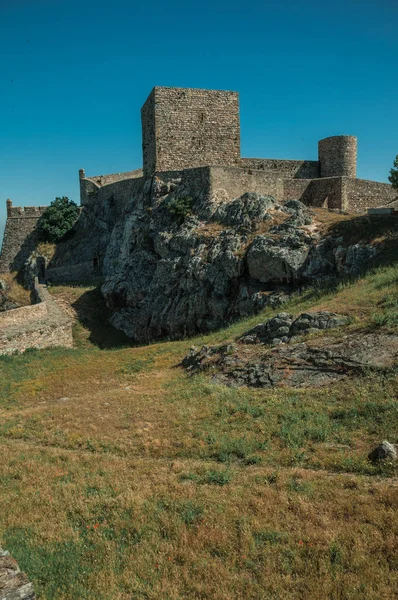 Mauern und Türme über felsigen Hügel mit Garten auf der Burg Marvao — Stockfoto