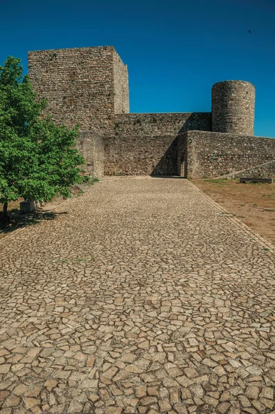 Шлях до стіни і башти на замок Мардау — стокове фото