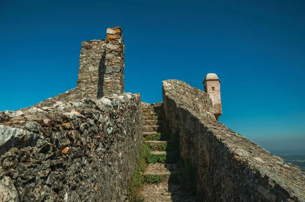 Шлях з сходами на вершині стіни збирається сторожової вежі на замку Мардау — стокове фото