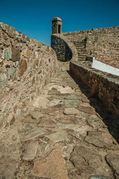 Шлях і Сходи на стіні, що йдуть до сторожової вежі в замку Мардау — стокове фото
