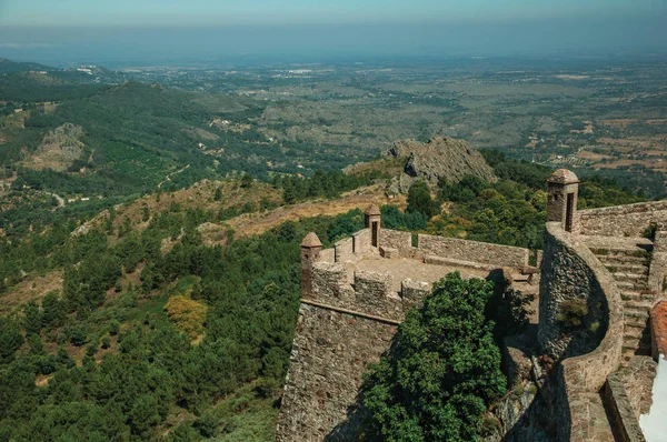 Marvao Kalesi'nde gözetleme kuleleri ile duvarda patika ve merdivenler