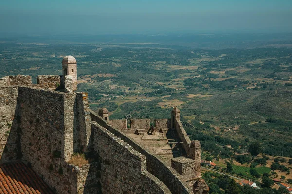 Marvao Kalesi'nde gözetleme kuleleri ile duvarda patika ve merdivenler