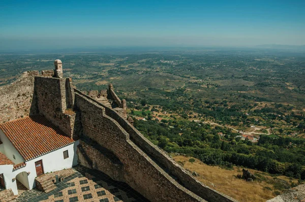 Marvao Kalesi'nde taş duvarla çevrili ev ve avlu