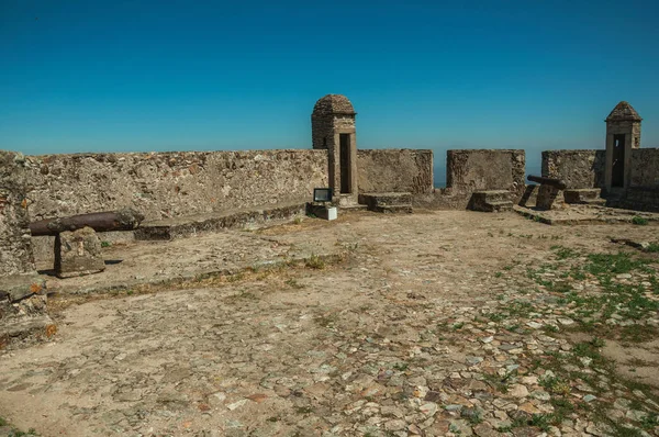 Подвір'я з стінами і іржавих гармат на замку Мардау — стокове фото