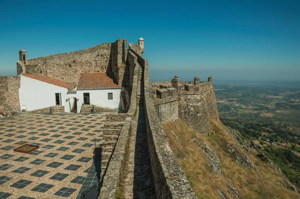 Marvao Kalesi'nde taş duvarla çevrili ev ve avlu