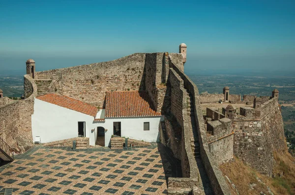 Marvao Kalesi'nde taş duvarla çevrili ev ve avlu