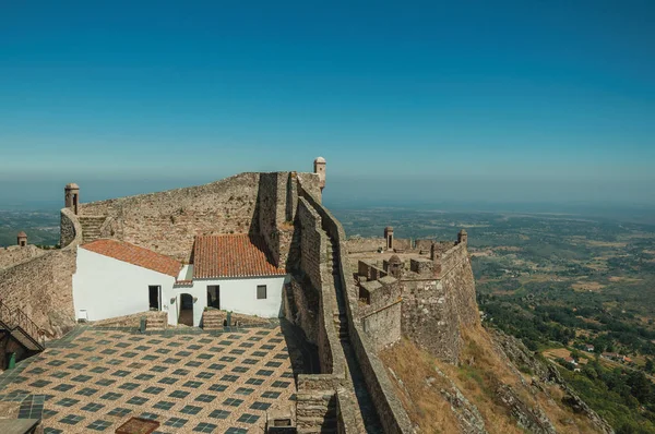 Marvao Kalesi'nde taş duvarla çevrili ev ve avlu