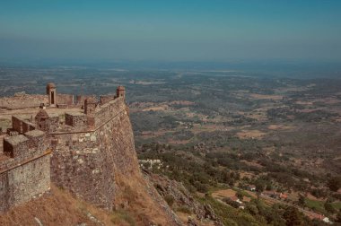 Marvao Kalesi'nin yanındaki kalede duvarlar ve gözetleme kuleleri