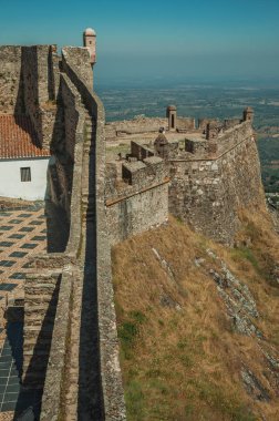 Marvao Kalesi'nde gözetleme kuleleri ile duvarda patika ve merdivenler