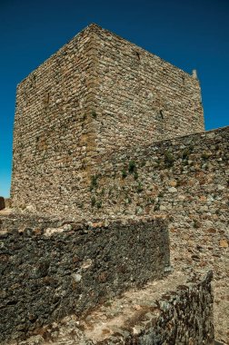 Marvao Kalesi'nde taş duvarlar ve kare kule