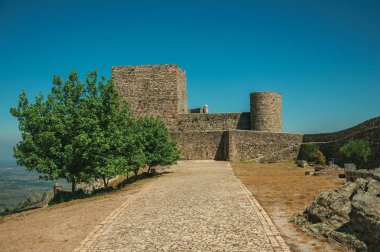 Marvao Kalesi'nde duvar ve kuleye giden ağaçlarla patika