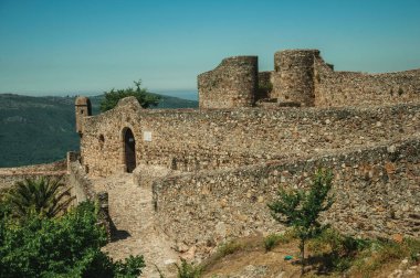 Marvao Kalesi'nin duvarındaki kapıya giden patika