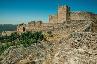 Marvao Kalesi'nin duvarındaki kapıya giden patika