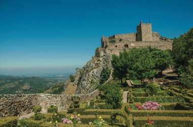 Marvao'da bahçeye yakın tepenin üzerinde taş duvarlar ve Kale kulesi