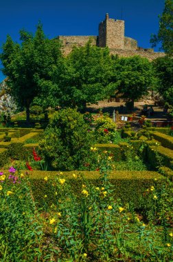 Marvao'da bahçeye yakın tepenin üzerinde taş duvarlar ve Kale kulesi