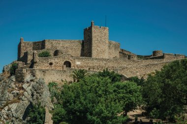 Marvao'da bahçeye yakın tepenin üzerinde taş duvarlar ve Kale kulesi