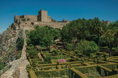 Marvao'da bahçeye yakın tepenin üzerinde taş duvarlar ve Kale kulesi