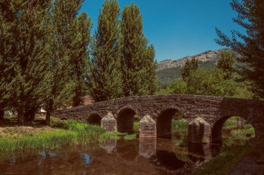 Portagem Sever Nehri üzerinde eski Roma taş köprü