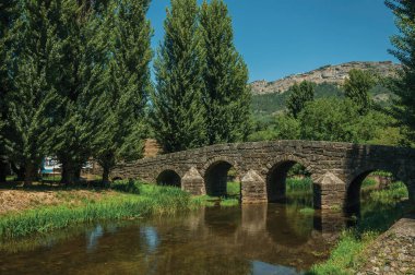 Portagem Sever Nehri üzerinde eski Roma taş köprü