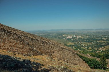 Marvao'da tepe boyunca yükselen dış taş duvar