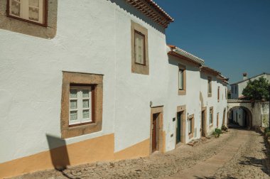 Marvao bir sokakta beyaz badanalı duvar ile eski evler