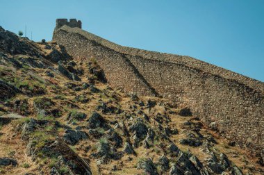 Tepe boyunca yükselen taştan yapılmış uzun masif duvar